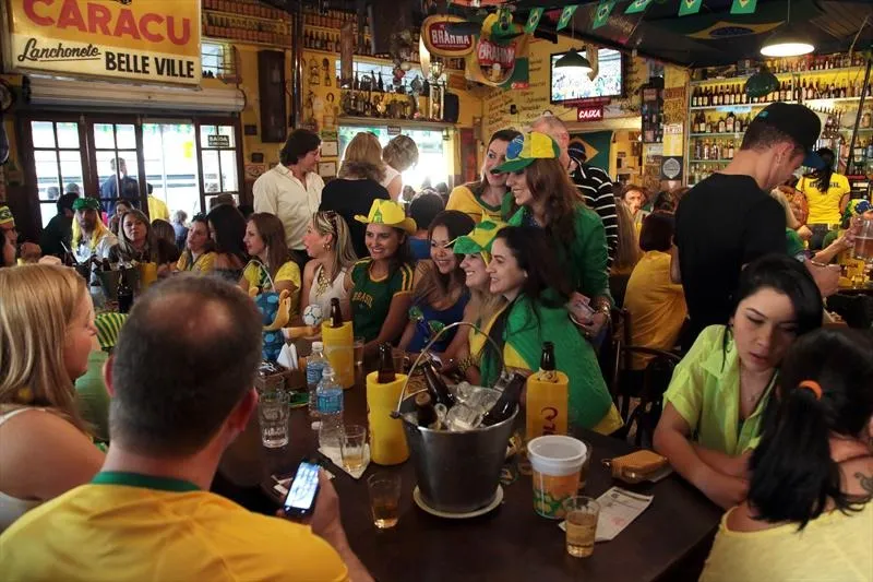 Assistir aos jogos da Copa no bar pode custar mais; entenda o que diz a lei