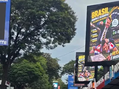 Cartazes com a imagem de Jair Bolsonaro exibidos próximo à Ponte da Amizade seguem sob investigação no Paraguai. Foto: Reprodução 