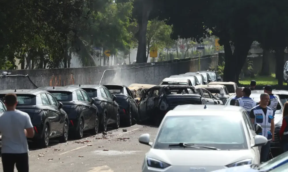 Colisão entre helicópteros deixa seis mortos e provoca incêndio no Rio