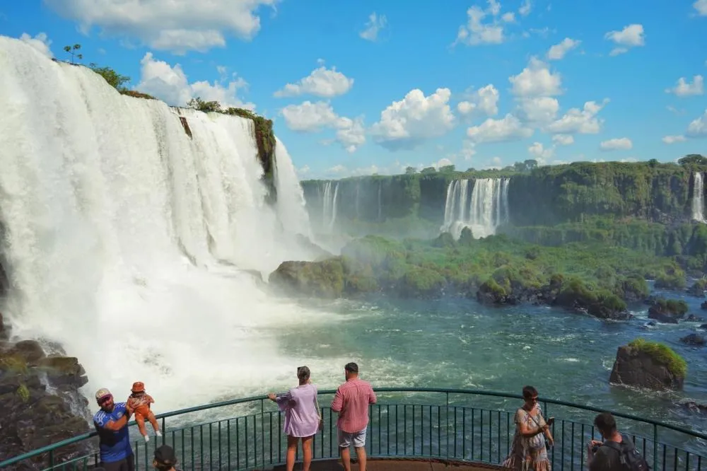 Cataratas do Iguaçu chegam a 1 milhão de visitantes em tempo recorde em 2026
