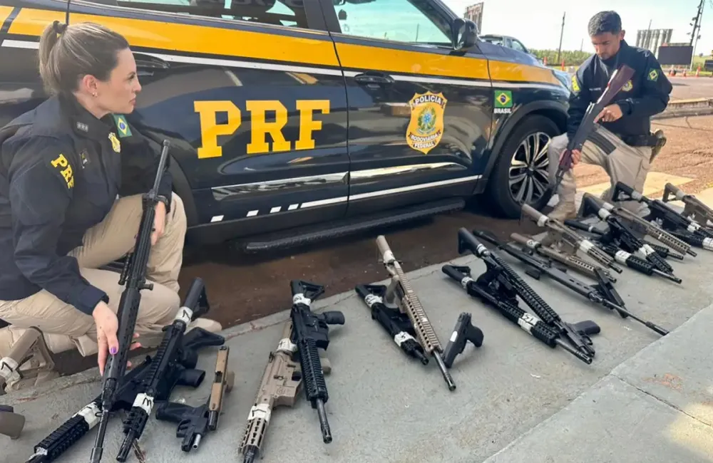 Apreensão recorde da PRF em Santa Terezinha de Itaipu retirou de circulação 26 fuzis, 16 pistolas, mais de 5 mil munições e 127 carregadores. Foto: PRF