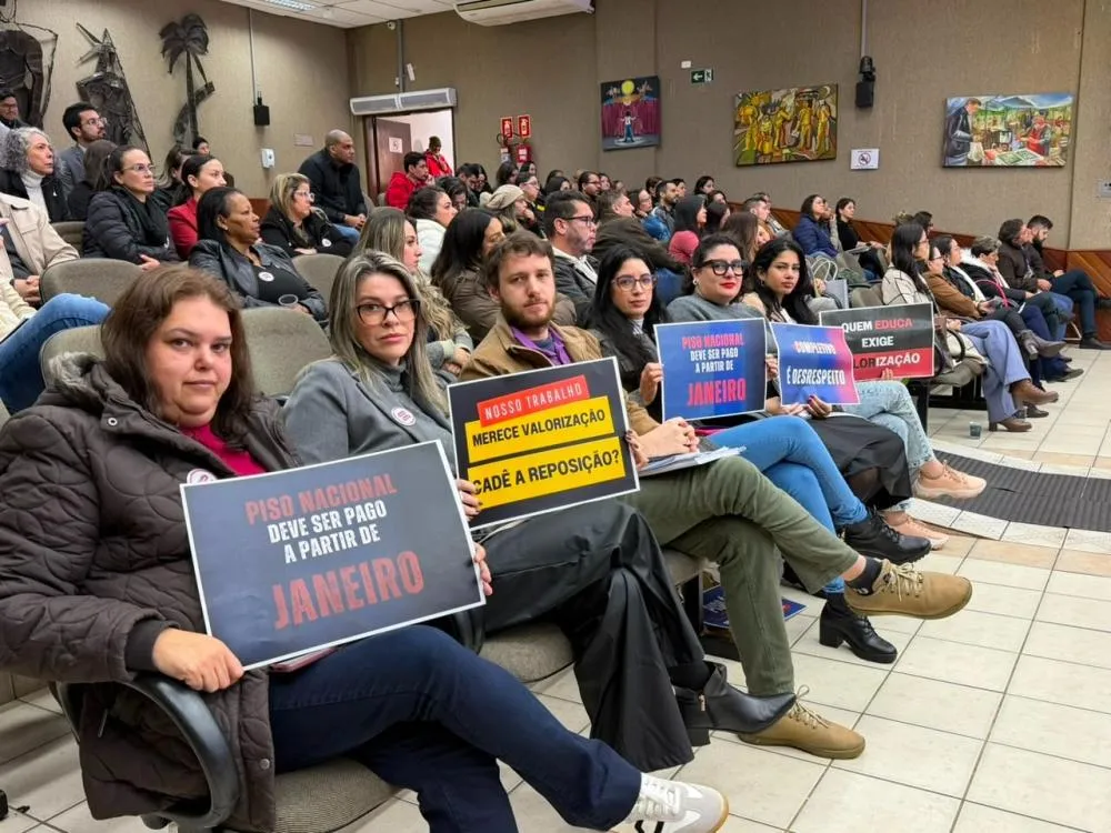 Profissionais da educação protestam na Câmara após aprovação de reajuste rejeitado pela categoria