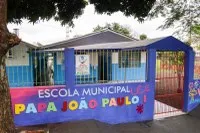 Escola João Paulo I recebe cobertura após mais de um ano de transtornos em dias de chuva