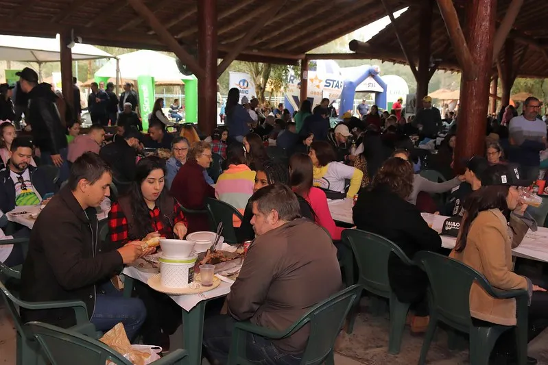 Festa do Colono chega à 19ª edição com caminhada rural, missa, costelão ao fogo de chão e baile na Comunidade Aparecidinha.