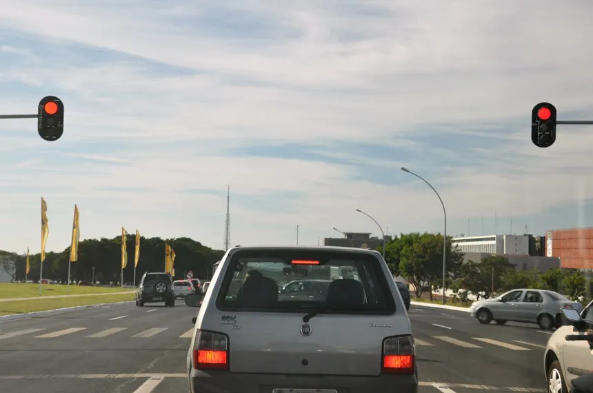 Projeto de Gleisi Hoffmann condiciona multas aplicadas por radares em semáforos ao funcionamento de temporizadores regressivos visíveis aos motoristas. Foto: Agência Brasil