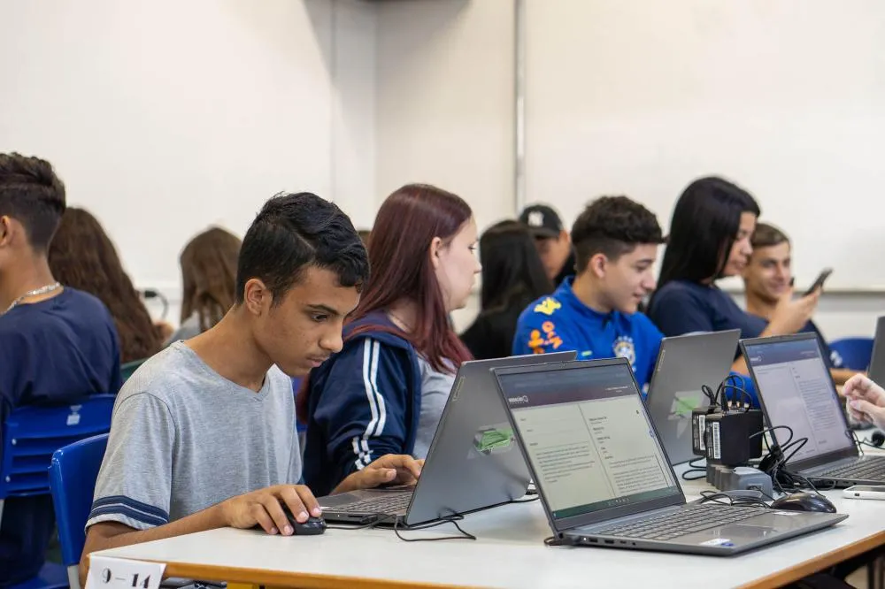 Projeto piloto da Seed em parceria com o Google utiliza inteligência artificial para auxiliar estudantes da rede estadual na elaboração e avaliação de redações. Foto: AEN