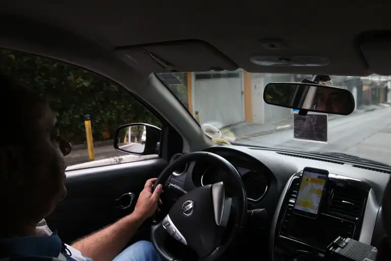 Motoristas de aplicativo e taxistas já podem solicitar financiamento de veículos novos por meio do Move Brasil, programa que conta com R$ 30 bilhões em crédito federal. Foto: Agência Brasil
