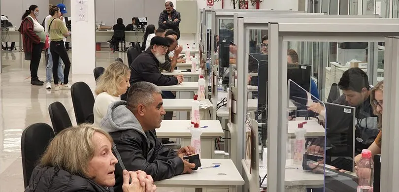Atendimento ao público no cartório eleitoral de Foz do Iguaçu; unidade passa a funcionar em horário ampliado a partir de 22 de abril até o fechamento do cadastro. Foto: Divulgação 