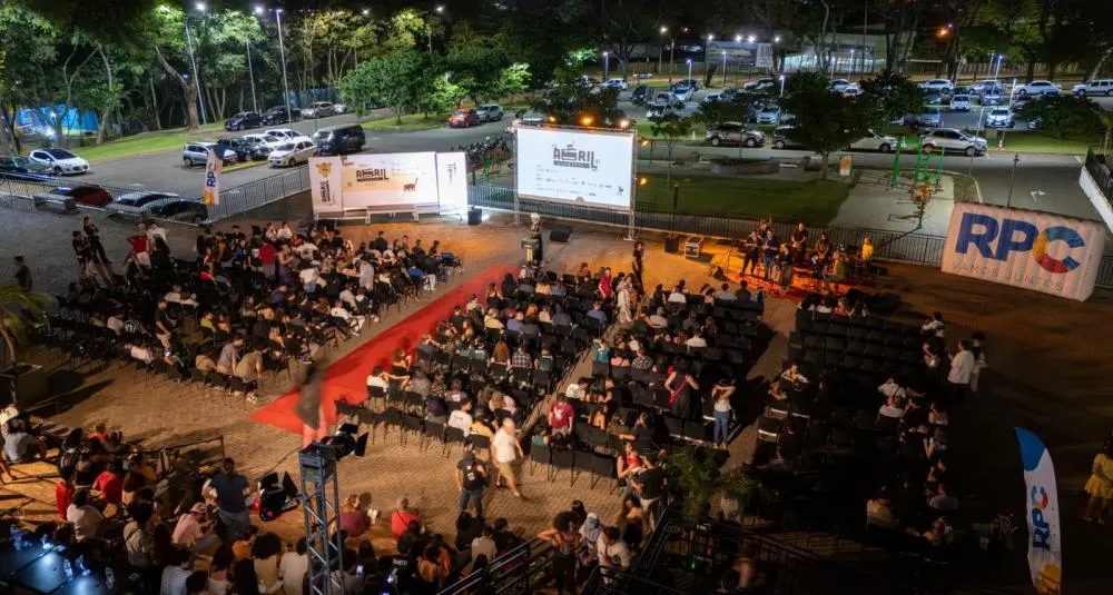 Público acompanha exibição e premiação do Abril Claquete no Mercado Público Barrageiro, em Foz do Iguaçu. Foto: Divulgação 