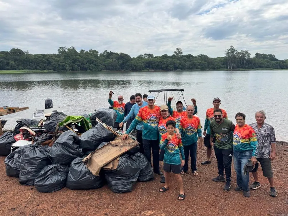 Voluntários e equipes recolhem plásticos, pneus e lixo doméstico em ação de limpeza no Lago de Itaipu, em Foz do Iguaçu, no sábado (25). Foto: Saulo Marques