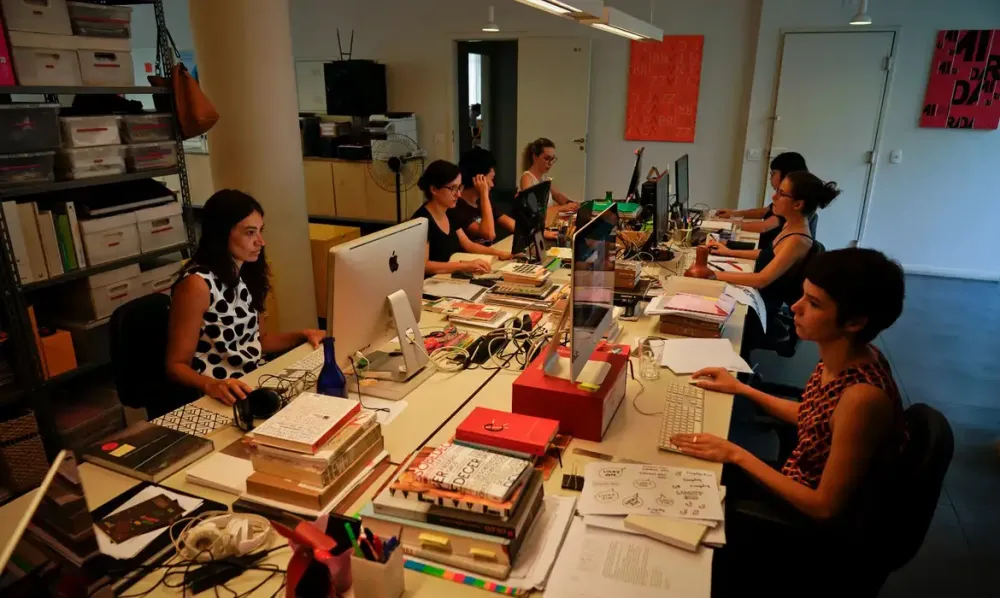 Emprego feminino cresce, mas mulheres ainda ganham 21,3% menos que homens no setor privado