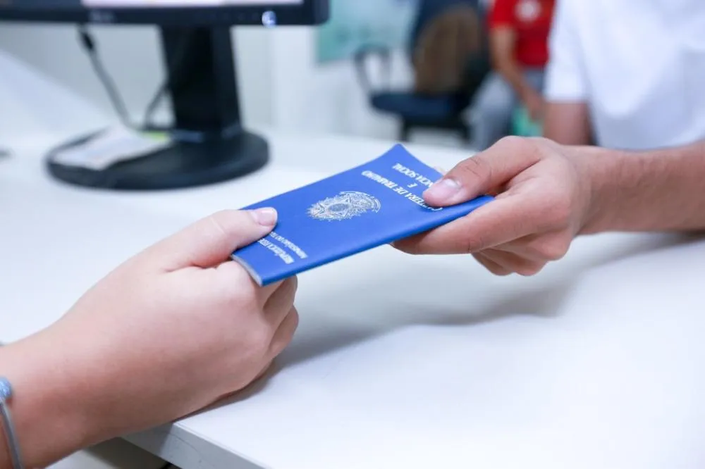Saldo positivo no emprego formal em março foi puxado por serviços e comércio, com 379 vagas abertas e expansão do total de trabalhadores com carteira assinada em Foz do Iguaçu. Foto: PMFI