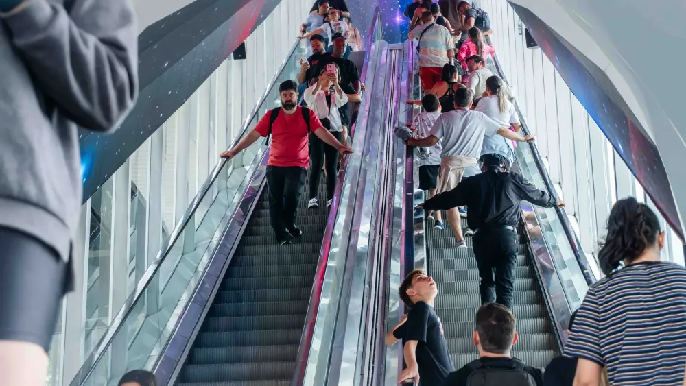 Fluxo de turistas de compras entre Foz do Iguaçu e Ciudad del Este deve aumentar durante a Crazy Week, impulsionada por descontos e operação comercial 24 horas na fronteira. Foto: Última Hora PY