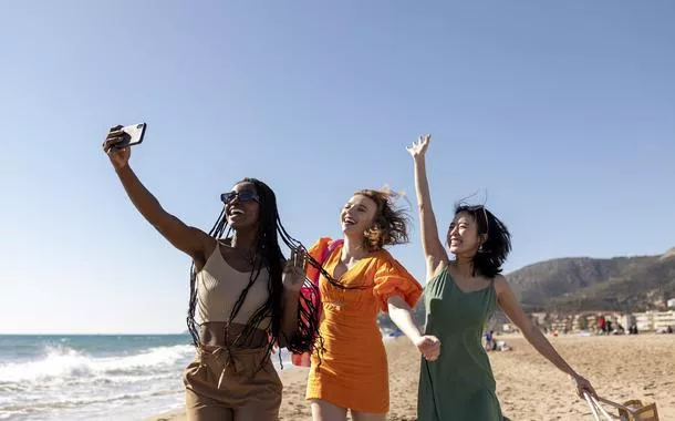 Guia lançado pelo governo federal reúne orientações de segurança e acolhimento para mulheres que viajam sozinhas pelo Brasil. Foto: Freepik