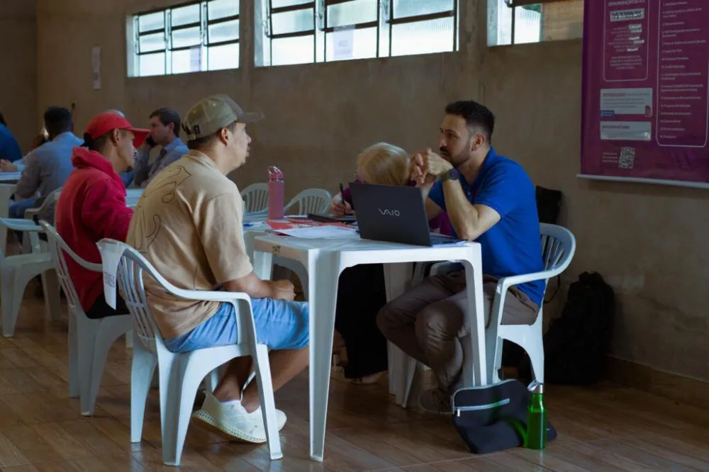 Mutirão de empregos no bairro Santa Rita, em Foz do Iguaçu, ofertou cerca de 800 vagas e garantiu encaminhamentos imediatos durante entrevistas realizadas no local. Foto: PMFI