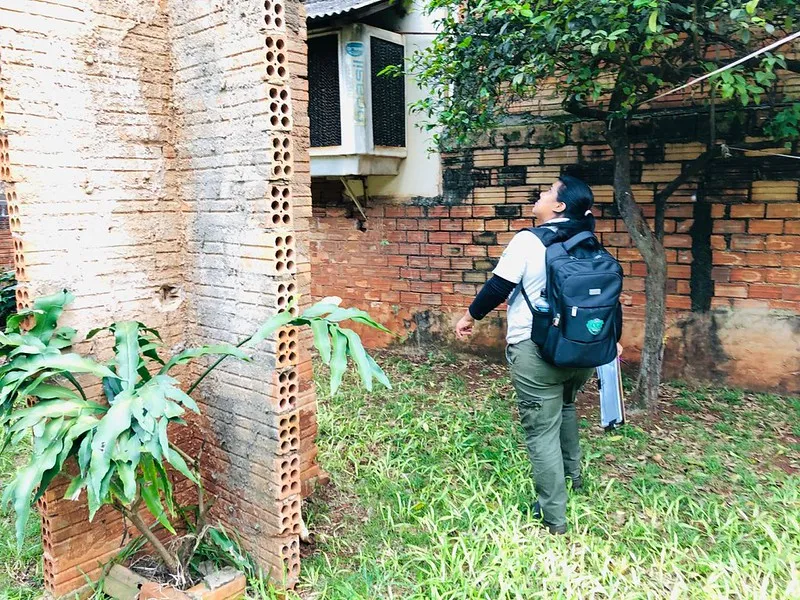 Equipes do CCZ intensificaram vistorias e eliminaram mais de 16 mil depósitos com água parada em Foz do Iguaçu durante 2026. Foto: PMFI