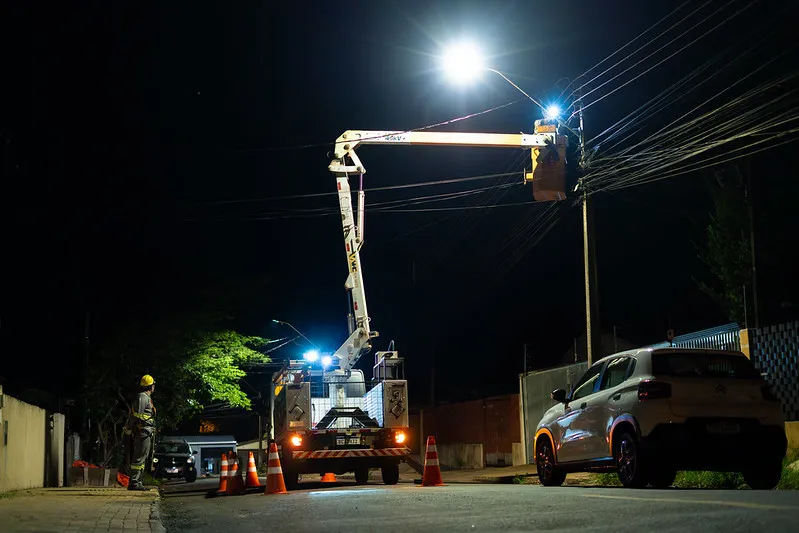 Instalação das primeiras luminárias de LED no Morumbi marcou o início da PPP de R$ 60 milhões da iluminação pública em Foz do Iguaçu. Foto: PMFI
