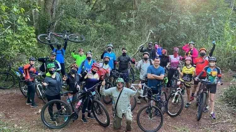 Pedal solidário leva pessoas para uma aventura única. Foto: acervo Iguassu Secret Falls