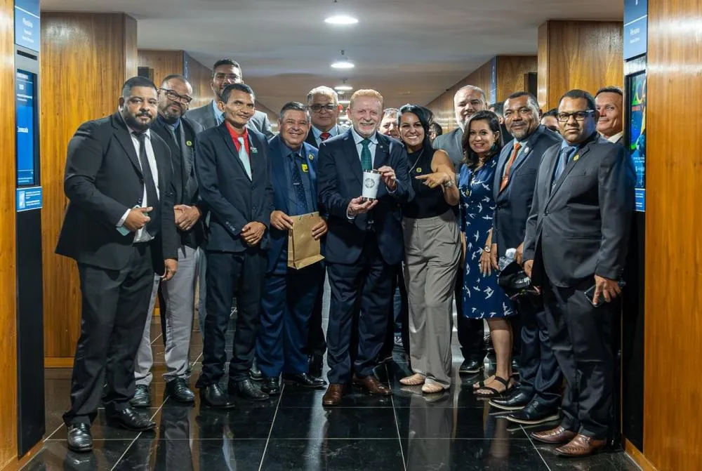 Condutores de ambulância homenageiam deputado Vermelho por atuação na regulamentação da profissão